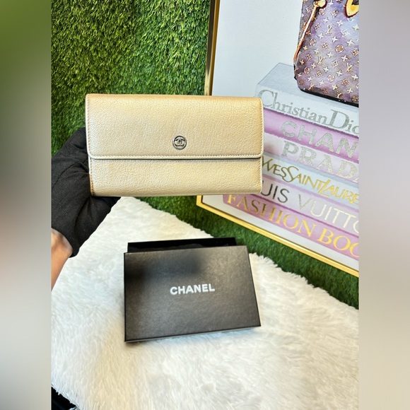 ❤️ Chanel Large Leather Wallet - Picture 1 of 15